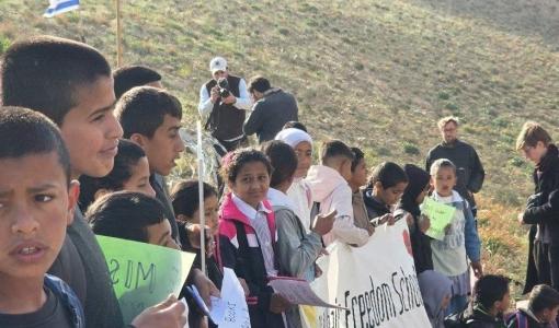 وقفة طلابية احتجاجية نظمها طلبة مدرسة "أم الخير" في منطقة مسافر يطا جنوب الخليل رفضا لاستمرار منعهم من الوصول إلى مدرستهم لليوم السابع على التوالي 19/4/2026 | فلسطين بوست