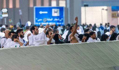 حجاج أثناء رمي الجمرات خلال ثاني أيام التشريق في موسم الحج 2025