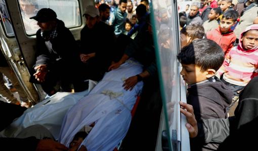 خلال تشييع شهداء إثر غارة إسرائيلية استهدفت منزلا بالنصيرات وسط قطاع غزة | رويترز