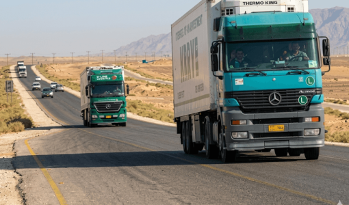شاحنات مبردة تسير على الطريق الصحراوي