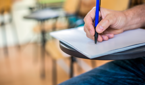 شخص خلال تقديم امتحان | تعبيرية freepik