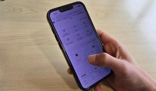 شخص يستخدم تطبيق سند على هاتفه | حسنى