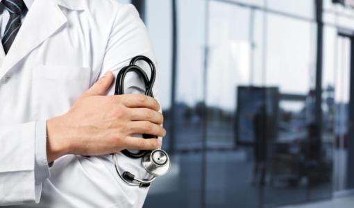 طبيب يحمل سماعة طبية | تعبيرية