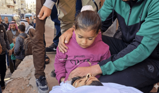 طفلة تلقي نظرة الوداع الأخيرة على والدها الذي استشهد في قصف مجموعة من الفلسطينيين على مدخل دير البلح وسط قطاع غزة 13/4/2026 | مواقع التواصل