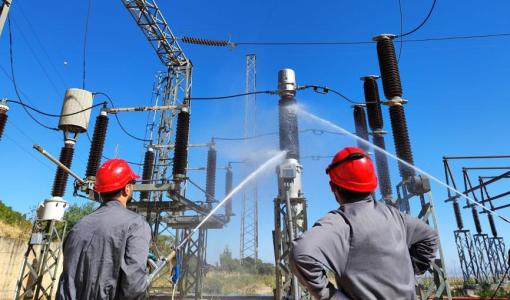 عمال يجرون أعمال صيانة في إحدى محطات توليد الكهرباء | شركة الكهرباء الوطنية