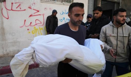 أرشيفية لفلسطيني يحمل جثمان طفلة عمرها 11 سنة استشهدت بنيران الاحتلال الإسرائيلي في جباليا | أسوشييتد برس