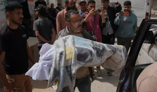 فلسطيني يحمل جثمان فتى استشهد برصاص الاحتلال خلال تشييعه خارج مستشفى الشفاء بمدينة غزة 17/4/2026 | أسوشييتد برس