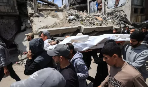 فلسطينيون نازحون يحملون جثمان الشهيد أيمن أبو حسنة خلال جنازته في مخيم البريج للاجئين وسط قطاع غزة 20/4/2026 | وكالة الأنباء الفرنسية