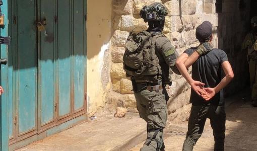 لحظة اعتقال شاب والتنكيل به خلال اقتحام البلدة القديمة بنابلس 27/4/2026 | فلسطين بوست