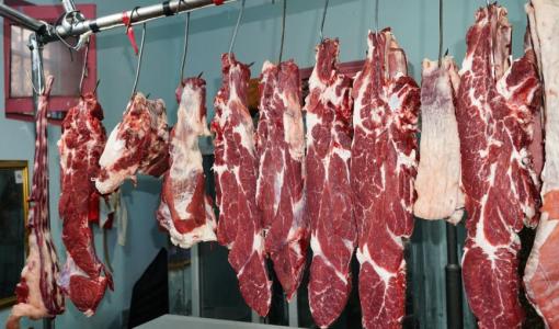 لحوم حمراء طازجة معروضة للبيع في إحدى الملاحم