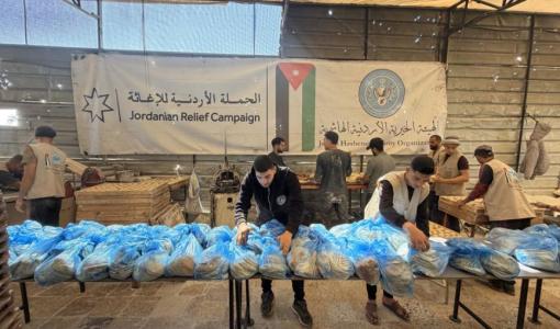 مخبز الحملة الأردنية يوزع الخبز الطازج على النازحين في مواصي خانيونس