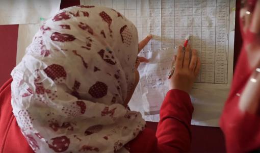 معلمة تراجع جدول الحصص | تعبيرية