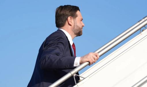 نائب الرئيس الأمريكي جيه دي فانس يستقل طائرته بعد انتهاء محادثات السلام مع إيران في إسلام آباد دون اتفاق | رويترز