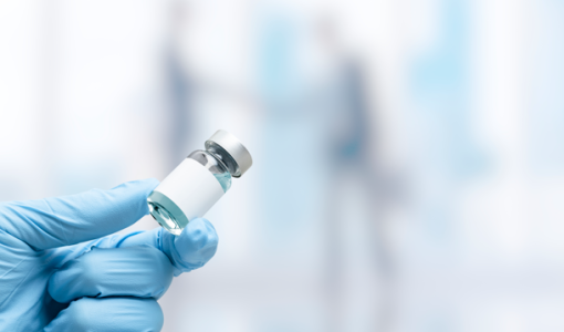 يد تمسك مطعوما | تعبيرية freepik