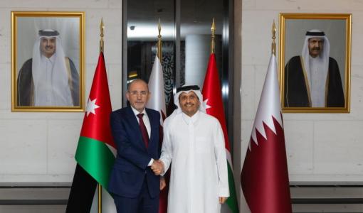 وزير الخارجية أيمن الصفدي خلال لقاء سابق مع نظيره القطري الشيخ محمد بن عبد الرحمن آل ثاني في الدوحة
