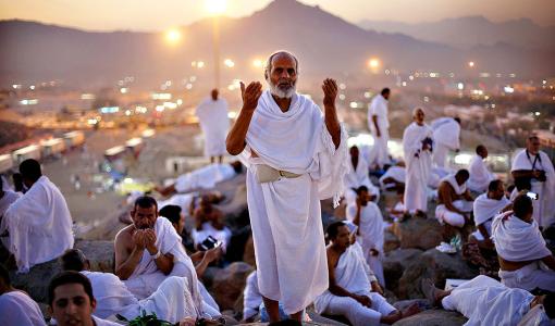 حجاج يتضرعون إلى الله على جبل عرفة