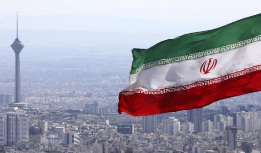 العلم الإيراني وفي المشهد العاصمة طهران | أسوشييتد برس