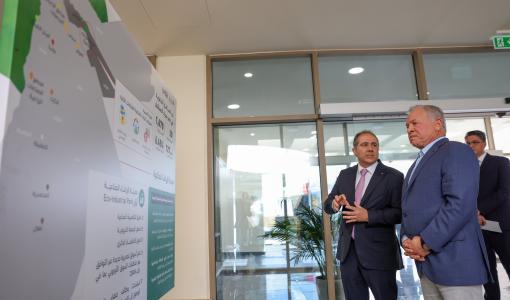 الملك عبدالله الثاني يطلع على مشروع مدينة الزرقاء الصناعية، أول مدينة صناعية خضراء وصديقة للبيئة في الأردن 5/5/2026 | الديوان الملكي الهاشمي