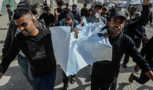 تشييع جثمان شهيد أمام مستشفى ناصر في قطاع غزة 3/5/2026 | الأناضول