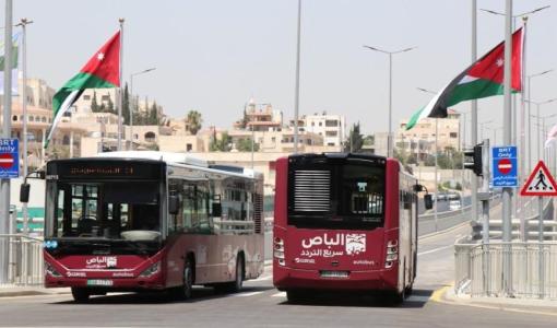 حافلات نقل ركاب تعمل على خطوط الباص السريع