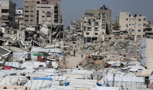 خيام تؤوي نازحين فلسطينيين قرب أنقاض مبانٍ سكنية دُمرت خلال العدوان الإسرائيلي الذي استمر عامين على مدينة غزة | رويترز