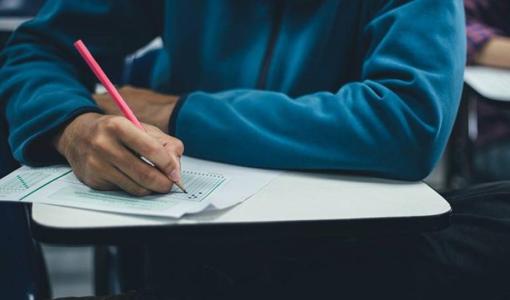 طالب يؤشر على الإجابات في ورقة امتحان | تعبيرية
