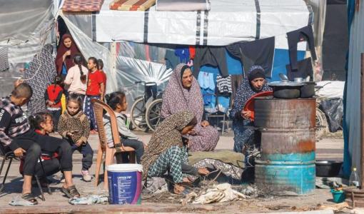 عائلة فلسطينية نازحة في مخيم مؤقت جنوبي قطاع غزة | وكالة الأنباء الفرنسية