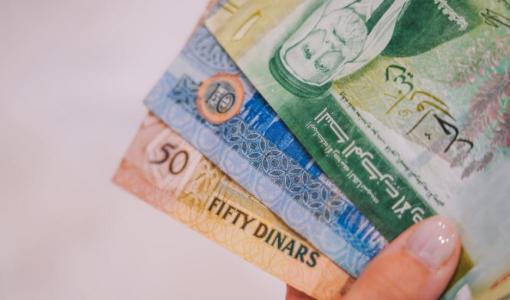 عملة أردنية من فئات مختلفة