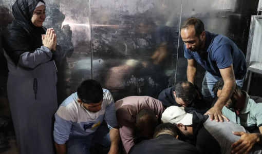فلسطينيون يودعون شهدائهم في مستشفى الشفاء بمدينة غزة 10/5/2026 | وكالة الأنباء الفرنسية