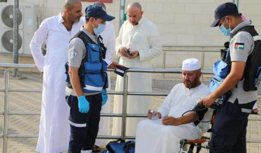 كوادر من الدفاع المدني الأردني يقدمون المساعدة لحاج على احد المعابر الحدودية | أرشيفية