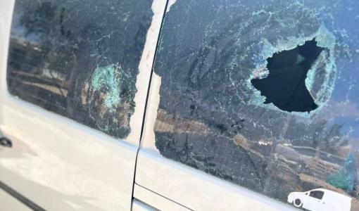 مستوطنون يعتدون على مركبات الفلسطينيين في منطقة شويكي بالظاهرية جنوب الخليل | فلسطين بوست