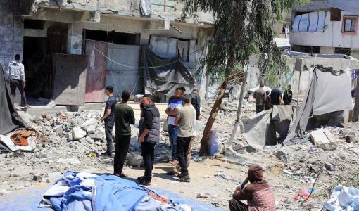 نازحون يتفقدون منازلهم وخيامهم المتضررة في مدينة غزة جراء استهداف شقة سكنية 28/5/2026 | وكالة الأنباء الفلسطينية