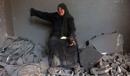 فلسطينية تبكي وسط دمار مبنى استهدفته غارة إسرائيلية في مخيم الشاطئ بمدينة غزة 9/5/2026 | وكالة الأنباء الفرنسية