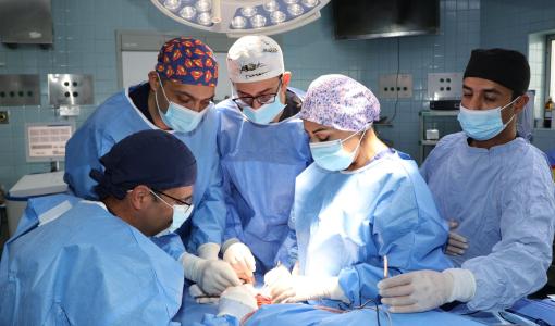 الكادر الطبي خلال إجراء عملية استئصال ورم سرطاني باستخدام تقنية التجميد الجراحي 1/6/2026 | الخدمات الطبية الملكية