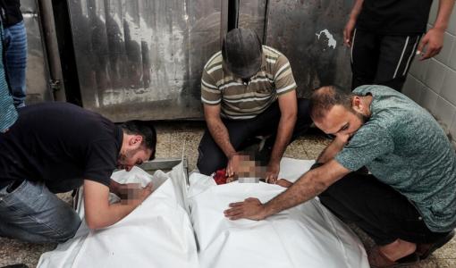 جانب من وداع أقارب شقيقين فلسطينيين استشهدا إثر قصف الاحتلال الإسرائيلي على منزل في مخيم المغازي وسط القطاع | 3 حزيران 2026| الأناضول