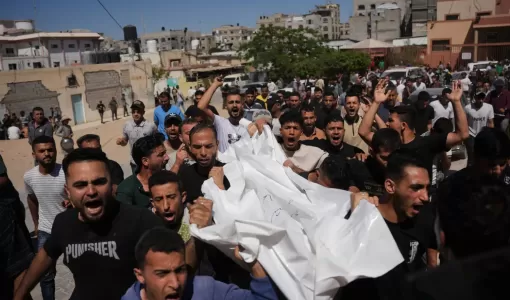 فلسطينيون يشيعون جثمان أحد الشهداء إثر غارة جوية إسرائيلية في خانيونس جنوب غزة 7/6/2026 | أسوشييتد برس