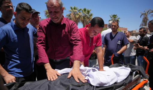 فلسطينيون يلقون نظرة أخيرة على جثمان الشهيد جمال أبو عون بمستشفى بدير البلح وسط غزة | أسوشييتد برس