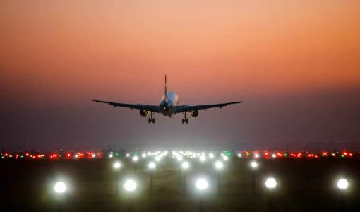 طائرة أثناء هبوطها في مطار الملكة علياء الدولي