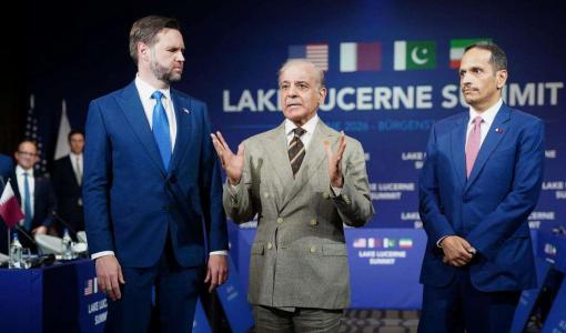 وزير الخارجية القطري محمد بن عبد الرحمن آل ثاني ورئيس الوزراء الباكستاني شهباز شريف ونائب الرئيس الأمريكي جيه دي فانس خلال المباحثات الأمريكية الإيرانية في سويسرا 21/6/2026
