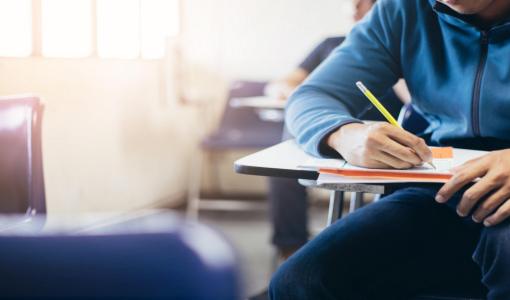 طالب يؤشر على الإجابة في ورقة امتحان
