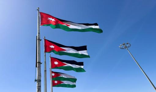 العلم الأردني يرفرف على السواري