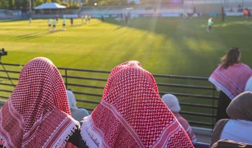 أردنيون يلبسون الشماغ الأحمر خلال متابعتهم تدريبات المنتخب الوطني على ملعب جامعة بورتلاند  في إطار الاستعدادات لمواجهة منتخب النمسا