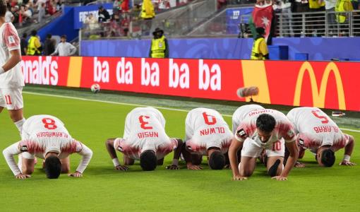 لاعبو منتخبنا الوطني يسجدون بعد الهدف التاريخي الذي سجله اللاعب علي علوان في شباك النمسا في المواجهة الأولى ضمن منافسات مونديال كأس العالم 2026