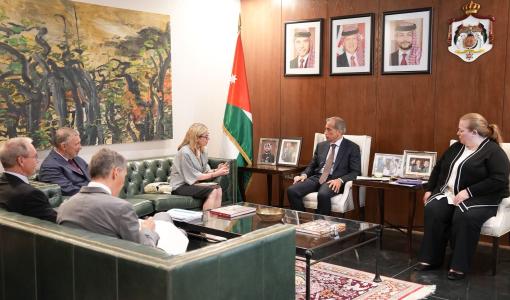 جانب من لقاء رئيس الوزراء جعفر حسان المديرة المنتدبة لشؤون العمليات في البنك الدولي آنا بيردي 14/6/2026 | رئاسة الوزراء