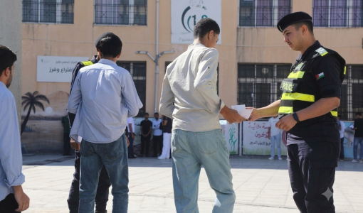 طلبة توجيهي أثناء توجههم إلى قاعة الامتحان في إحدى المدارس