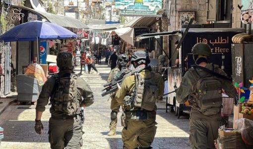 جنود الاحتلال خلال اقتحام باب الساحة وشارع النصر في البلدة القديمة وسط نابلس | فلسطين بوست