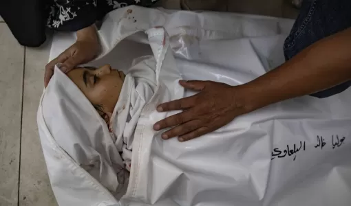 جثمان الشهيدة جولي البلاوي بمستشفى الناصر في خانيونس | الوكالة الأوروبية للصور الصحفية
