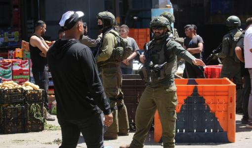 جنود الاحتلال ينتشرون في أحد أسواق الضفة الغربية | الأناضول