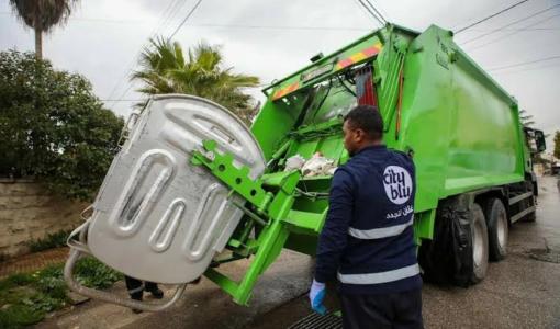 أحد كوادر شركة رؤية عمان يقوم بإفراغ إحدى الحاويات