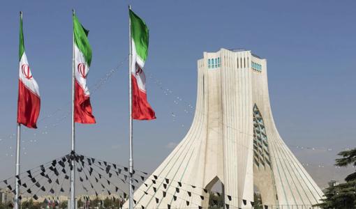 العلم الإيراني يرفرف بالقرب من برج الحرية " آزادي" في طهران